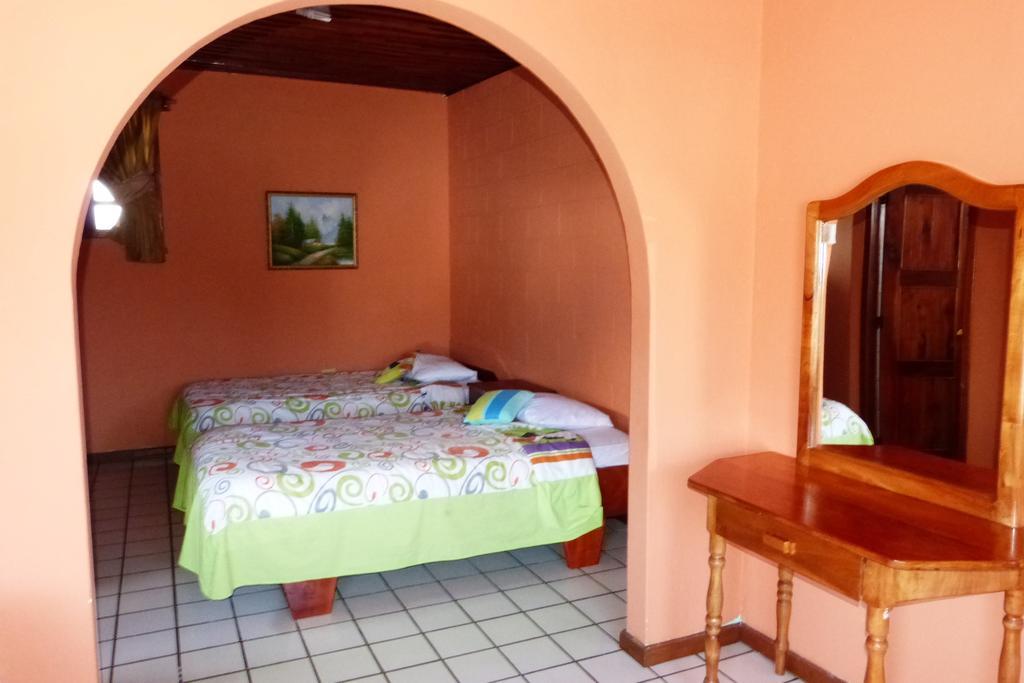 Hostal Castro Galapagos بويرتو أيورا المظهر الخارجي الصورة
