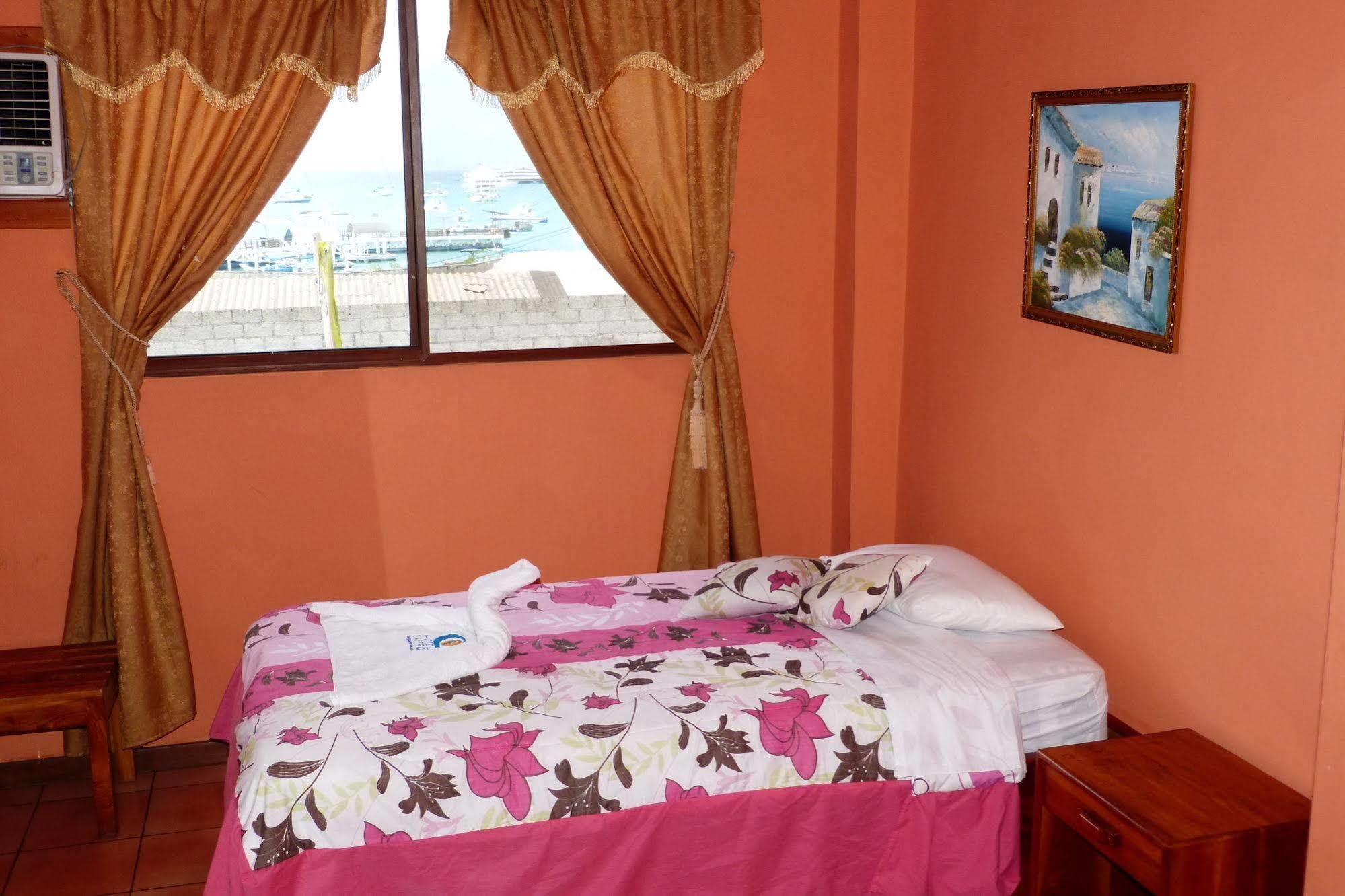 Hostal Castro Galapagos بويرتو أيورا المظهر الخارجي الصورة